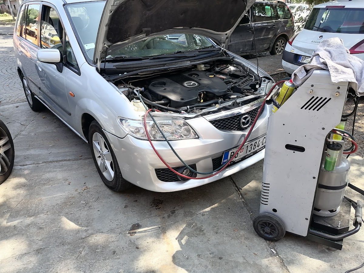 Punjenje klime na automobilu ispred radnje ACA